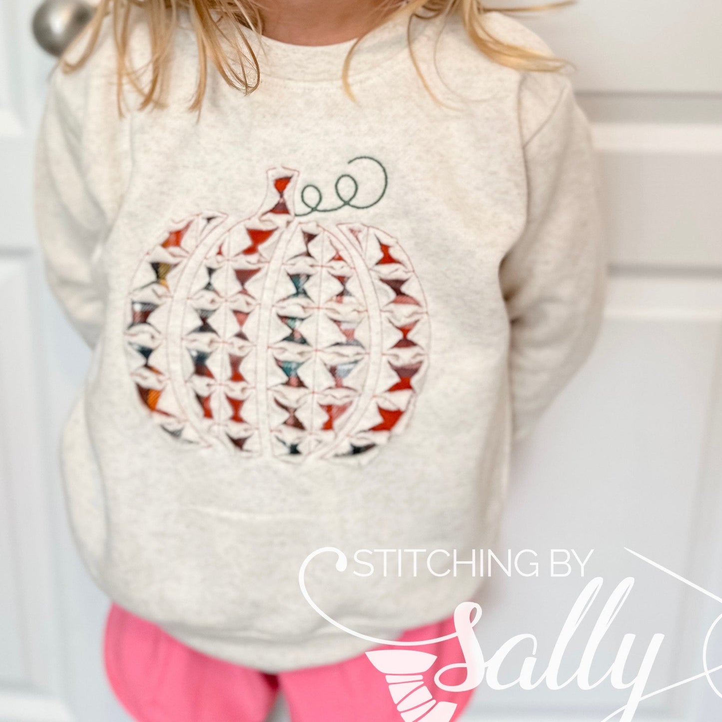 Model wearing raggy pumpkin crewneck.