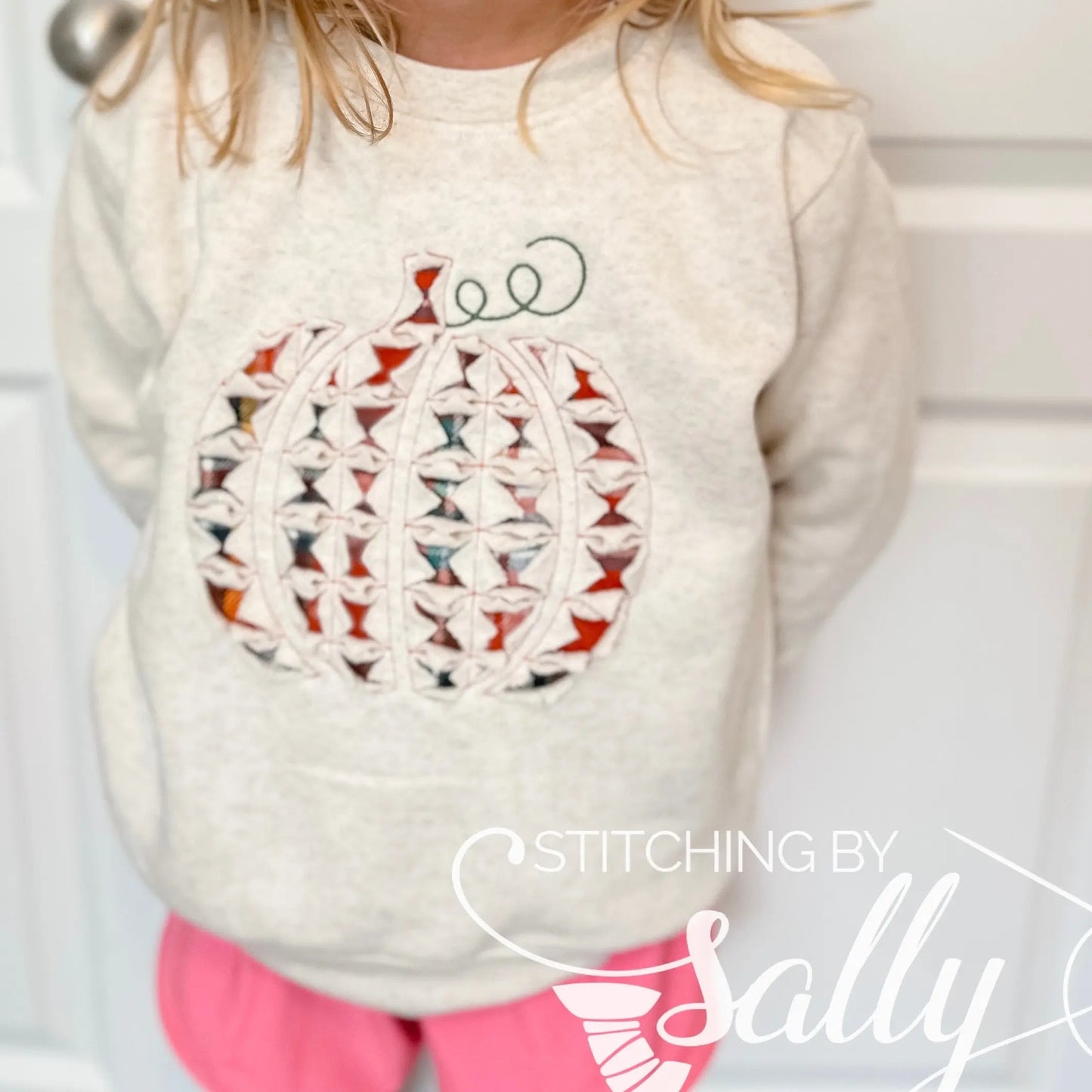 Model wearing raggy pumpkin crewneck.